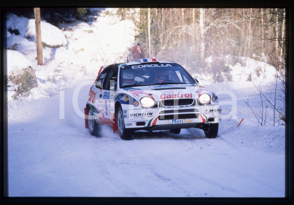 TOYOTA COROLLA WRC - WRC SWEDISH RALLY 1998 35 mm vintage slide 13 Diapositiva d'epoca, in formato 35 mm.CONDIZIONI: GOODE' severamente vietata la riproduzione. Tutti i diritti sono riservati.Nella diapositiva ICharta mette in vendita, sul negozio eBay e in esclusiva sul sito "icharta" il proprio archivio composto da numerose diapositive e negativi fotografici d'epoca, tutti originali e autentici, che attraversano la storia del costume italiano tra gli la fine degli anni Sessanta e Novanta.Si tratta di uno sguardo inedito sull'attualità , la politica, la vita quotidiana, il gossip e la cultura, che fotografa il cambiamento della nazione in quest'ultimo scorcio del XX secolo. Un'occasione unica per il mercato del collezionismo, che vede finalmente disponibile un archivio eccezionale per vastità , tematiche e condizioni, in un settore (il negativo fotografico e la diapositiva) di assoluta novità  e dalle interessanti prospettive di investimento.  GOOD/buono   originale e autentica 1
