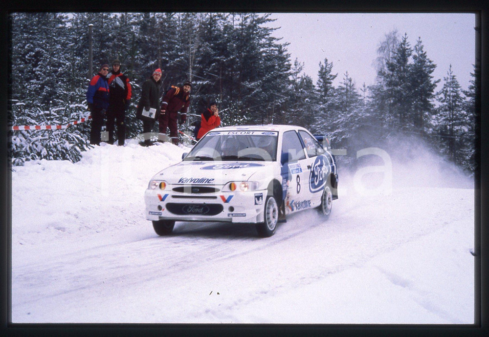 FORD ESCORT WRC - WRC INTERNATIONAL SWEDISH RALLY 1998 35 mm vintage slide 9 Diapositiva d'epoca, in formato 35 mm.CONDIZIONI: GOODE' severamente vietata la riproduzione. Tutti i diritti sono riservati.Nella diapositiva ICharta mette in vendita, sul negozio eBay e in esclusiva sul sito "icharta" il proprio archivio composto da numerose diapositive e negativi fotografici d'epoca, tutti originali e autentici, che attraversano la storia del costume italiano tra gli la fine degli anni Sessanta e Novanta.Si tratta di uno sguardo inedito sull'attualità , la politica, la vita quotidiana, il gossip e la cultura, che fotografa il cambiamento della nazione in quest'ultimo scorcio del XX secolo. Un'occasione unica per il mercato del collezionismo, che vede finalmente disponibile un archivio eccezionale per vastità , tematiche e condizioni, in un settore (il negativo fotografico e la diapositiva) di assoluta novità  e dalle interessanti prospettive di investimento.  GOOD/buono   originale e autentica 1