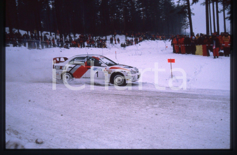 MITSUBISHI LANCER EVO IV - WRC SWEDISH RALLY 1998 35 mm vintage slide 4 Diapositiva d'epoca, in formato 35 mm.CONDIZIONI: GOODE' severamente vietata la riproduzione. Tutti i diritti sono riservati.Nella diapositiva ICharta mette in vendita, sul negozio eBay e in esclusiva sul sito "icharta" il proprio archivio composto da numerose diapositive e negativi fotografici d'epoca, tutti originali e autentici, che attraversano la storia del costume italiano tra gli la fine degli anni Sessanta e Novanta.Si tratta di uno sguardo inedito sull'attualità , la politica, la vita quotidiana, il gossip e la cultura, che fotografa il cambiamento della nazione in quest'ultimo scorcio del XX secolo. Un'occasione unica per il mercato del collezionismo, che vede finalmente disponibile un archivio eccezionale per vastità , tematiche e condizioni, in un settore (il negativo fotografico e la diapositiva) di assoluta novità  e dalle interessanti prospettive di investimento.  GOOD/buono   originale e autentica 1