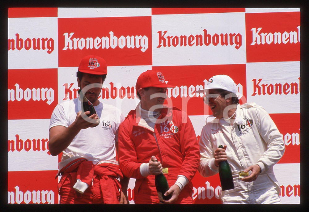 Bernard GSTREIN Peter COLLINS Carlo BONOMI ALFA 164 RACE 1988 35mm vintage slide Diapositiva d'epoca, in formato 35 mm.CONDIZIONI: GOODE' severamente vietata la riproduzione. Tutti i diritti sono riservati.Nella diapositiva ICharta mette in vendita, sul negozio eBay e in esclusiva sul sito "icharta" il proprio archivio composto da numerose diapositive e negativi fotografici d'epoca, tutti originali e autentici, che attraversano la storia del costume italiano tra gli la fine degli anni Sessanta e Novanta.Si tratta di uno sguardo inedito sull'attualità , la politica, la vita quotidiana, il gossip e la cultura, che fotografa il cambiamento della nazione in quest'ultimo scorcio del XX secolo. Un'occasione unica per il mercato del collezionismo, che vede finalmente disponibile un archivio eccezionale per vastità , tematiche e condizioni, in un settore (il negativo fotografico e la diapositiva) di assoluta novità  e dalle interessanti prospettive di investimento.  GOOD/buono   originale e autentica 1