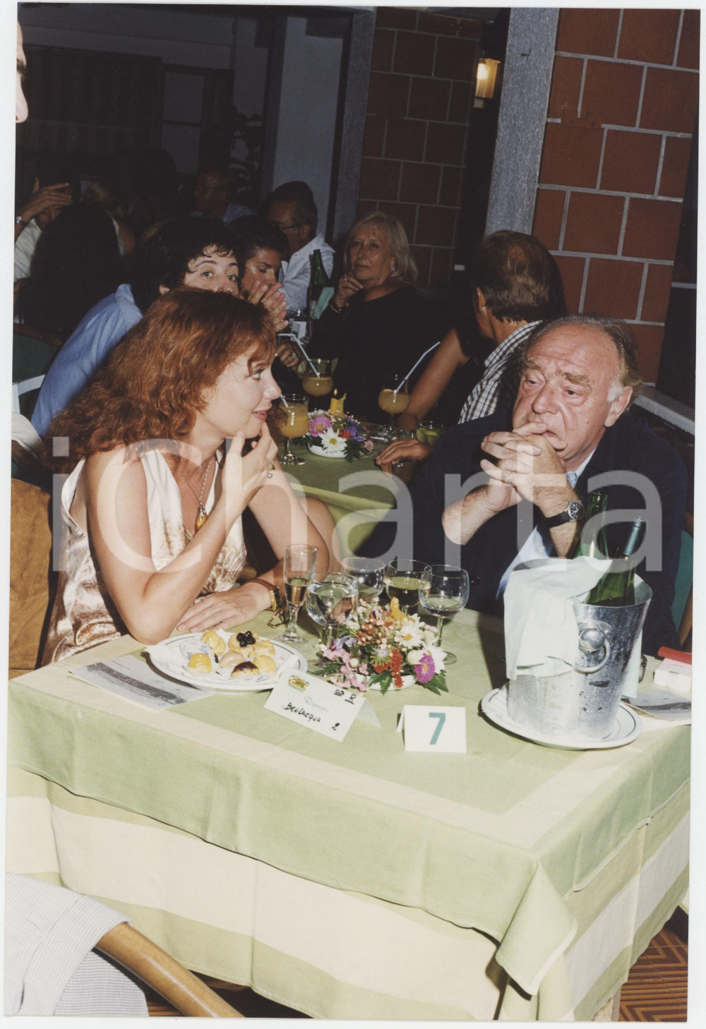 Fotografia d epoca originale 1995 ca ITALIA  COSTUME Alberto BEVILACQUA al ristorante  Foto 15x22 cm 1