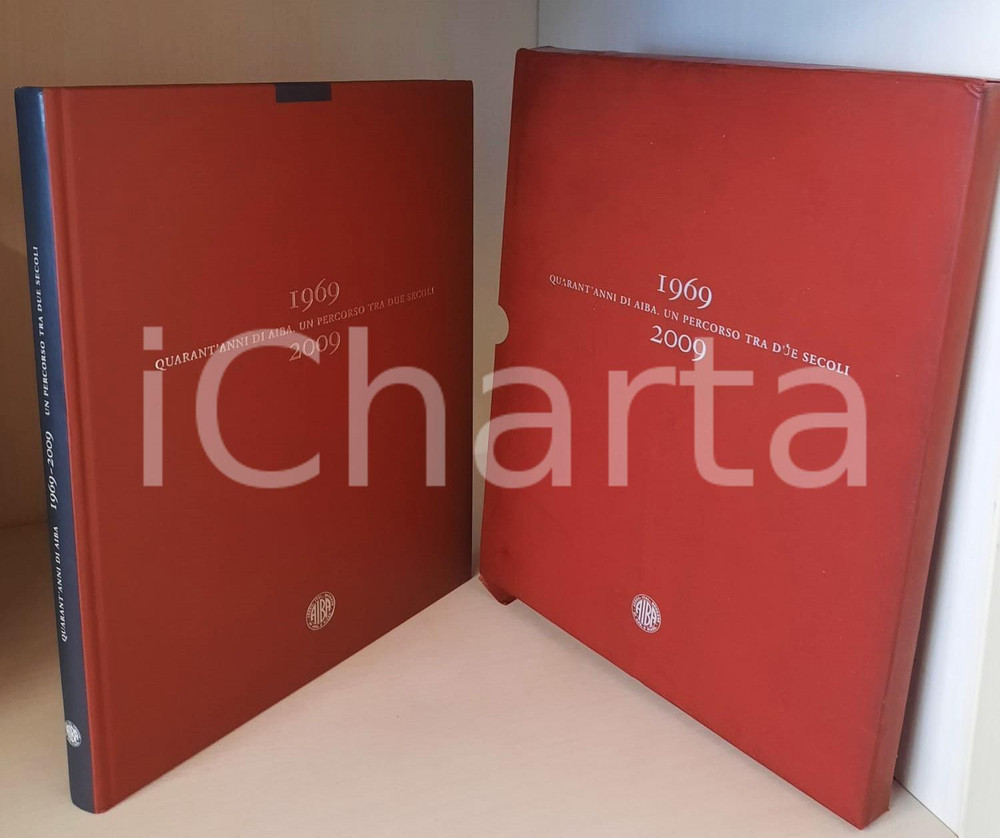 1969-2009 Quarant'anni di AIBA. Un percorso tra due secoli *ILLUSTRATO Brossura editoriale, copertina rigida e custodia in cartoncino. Numerose illustrazioni a colori.PAGINE: 175 GOOD/buono ma danni alla custodia Formato: 25x30 cm originale e autentica 1