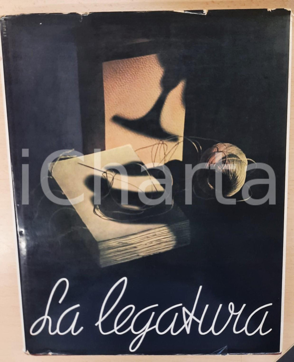 1950 Pio COLOMBO La legatura *ILLUSTRATO - Ed. RAGGIO ROMA Brossura editoriale, copertina rigida e sovraccoperta illustrata. Numerose illustrazioni b/n.PAGINE: 264 FAIR/discreto qualche fioritura; piccoli strappi alla sovraccoperta Formato: 25x31 cm originale e autentica 1