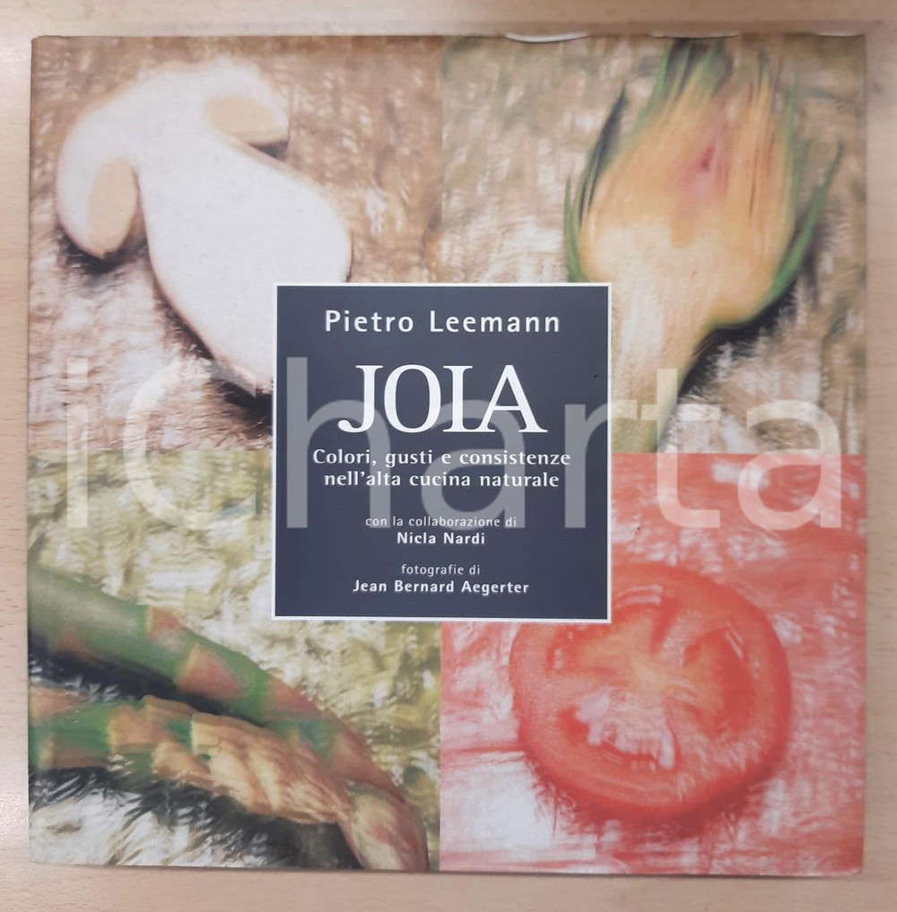 2000 Pietro LEEMANN Joia - Alta cucina naturale - Ricettario *Autografo Brossura editoriale, copertina rigida e sovraccoperta illustrata. Numerose illustrazioni.Edizione a tiratura limitata (esemplare n° 568), con firma dell'autore.PAGINE: 213EDITORE: Abitare Segesta FAIR/discreto qualche piccola macchia interna; lievi piegature alla sovraccoperta Formato: 26x27 cm originale e autentica 1