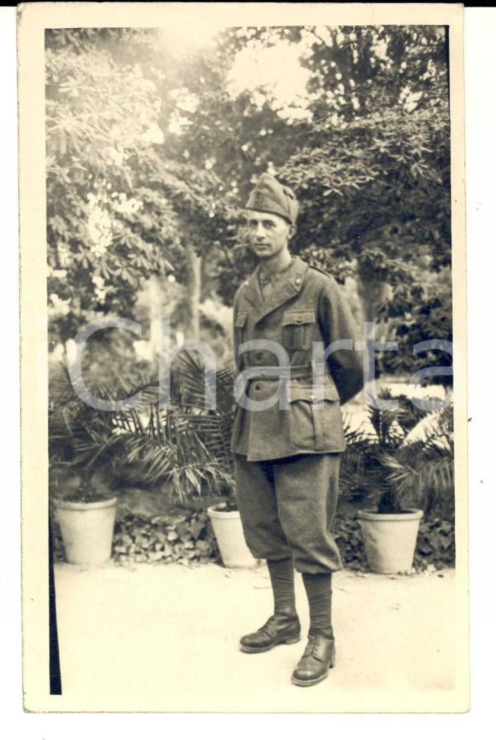 Fotografia d epoca originale 1942 WW2 TRAPANI Ritratto di ufficiale in un giardino Foto cartolina 1
