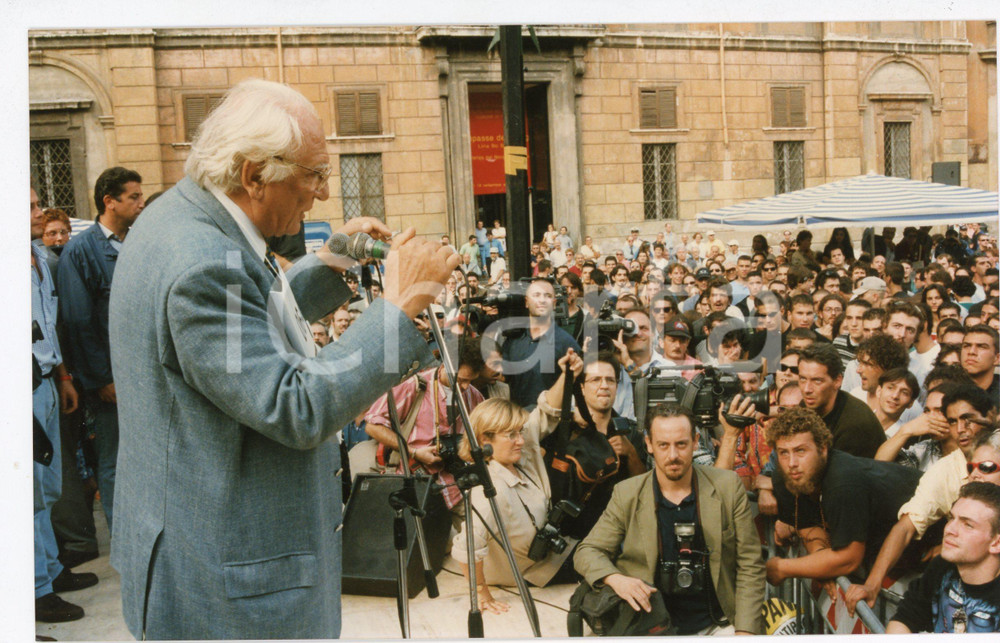 Fotografia d epoca originale 1995 ca ROMA Piazza Navona  Marco PANNELLA distribuisce hashish  Foto 20x12 cm 1