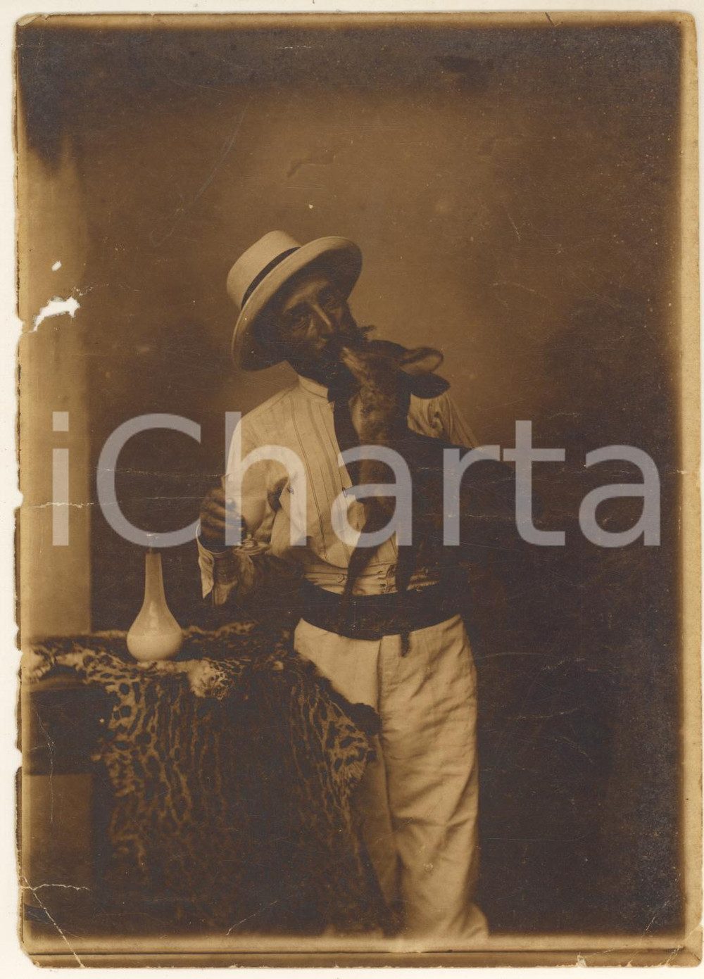 Fotografia d epoca originale 1900 ca Uomo allatta cerbiatto  Foto RARA DANNEGGIATA Francisco MONDINO BRASIL 1