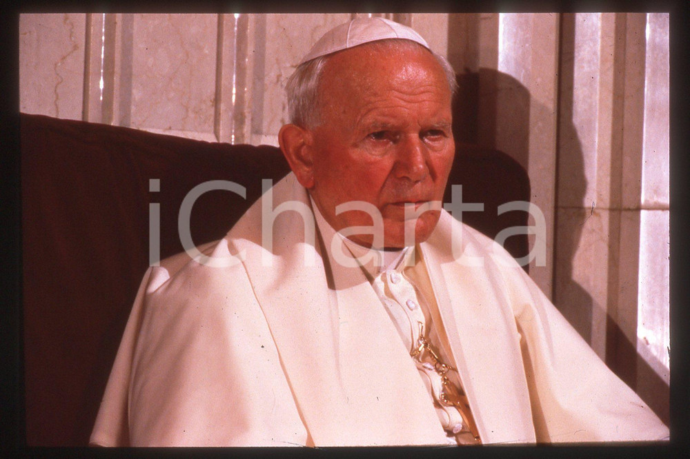 35mm vintage slide* 1995 USA - NEWARK Giovanni Paolo II (2)  Diapositiva d'epoca, in formato 35 mm.CONDIZIONI: GOODE' severamente vietata la riproduzione. Tutti i diritti sono riservati.Nella diapositiva ICharta mette in vendita, sul negozio eBay e in esclusiva sul sito "icharta" il proprio archivio composto da numerose diapositive e negativi fotografici d'epoca, tutti originali e autentici, che attraversano la storia del costume italiano tra gli la fine degli anni Sessanta e Novanta.Si tratta di uno sguardo inedito sull'attualit&agrave;, la politica, la vita quotidiana, il gossip e la cultura, che fotografa il cambiamento della nazione in quest'ultimo scorcio del XX secolo. Un'occasione unica per il mercato del collezionismo, che vede finalmente disponibile un archivio eccezionale per vastit&agrave;, tematiche e condizioni, in un settore (il negativo fotografico e la diapositiva) di assoluta novit&agrave; e dalle interessanti prospettive di investimento.  FAIR/discreto   originale e autentica 1