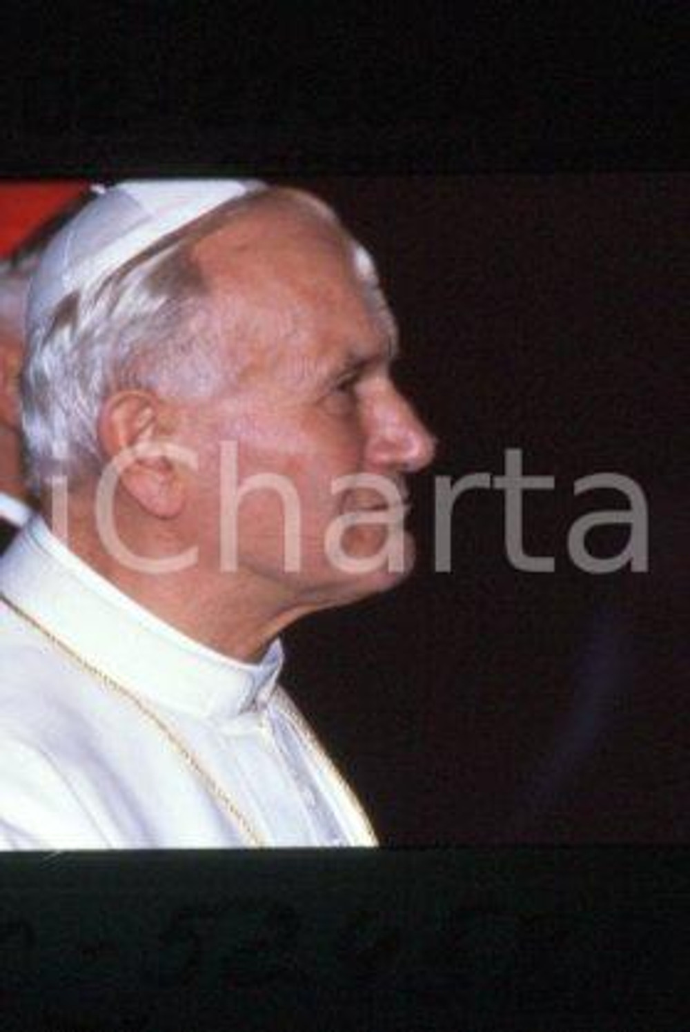 35mm vintage slide* 1986 LYON (FRANCE) Giovanni Paolo II (15)  Diapositiva d'epoca, in formato 35 mm.E' severamente vietata la riproduzione. Tutti i diritti sono riservati.ICharta mette in vendita, sul negozio eBay e in esclusiva sul sito "icharta" il proprio archivio composto da numerose diapositive e negativi fotografici d'epoca, tutti originali e autentici, che attraversano la storia del costume tra la fine degli anni Sessanta e Novanta.Si tratta di uno sguardo inedito sull'attualità, la politica, la vita quotidiana, il gossip e la cultura, che fotografa il cambiamento della nazione in quest'ultimo scorcio del XX secolo. Un'occasione unica per il mercato del collezionismo, che vede finalmente disponibile un archivio eccezionale per vastità, tematiche e condizioni, in un settore (il negativo fotografico e la diapositiva) di assoluta novità e dalle interessanti prospettive di investimento.  FAIR/discreto   originale e autentica 1