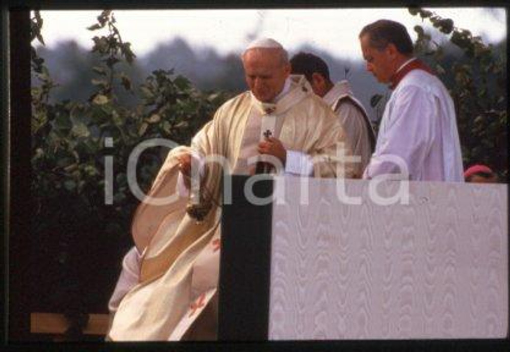 35mm vintage slide* 1986 LYON (FRANCE) Papa Giovanni Paolo II (15)  Diapositiva d'epoca, in formato 35 mm.ICharta mette in vendita, sul negozio eBay e in esclusiva sul sito "icharta" il proprio archivio composto da numerose diapositive e negativi fotografici d'epoca, tutti originali e autentici, che attraversano la storia del costume tra la fine degli anni Sessanta e Novanta.Si tratta di uno sguardo inedito sull'attualità, la politica, la vita quotidiana, il gossip e la cultura, che fotografa il cambiamento della nazione in quest'ultimo scorcio del XX secolo. Un'occasione unica per il mercato del collezionismo, che vede finalmente disponibile un archivio eccezionale per vastità, tematiche e condizioni, in un settore (il negativo fotografico e la diapositiva) di assoluta novità e dalle interessanti prospettive di investimento.  GOOD/buono   originale e autentica 1