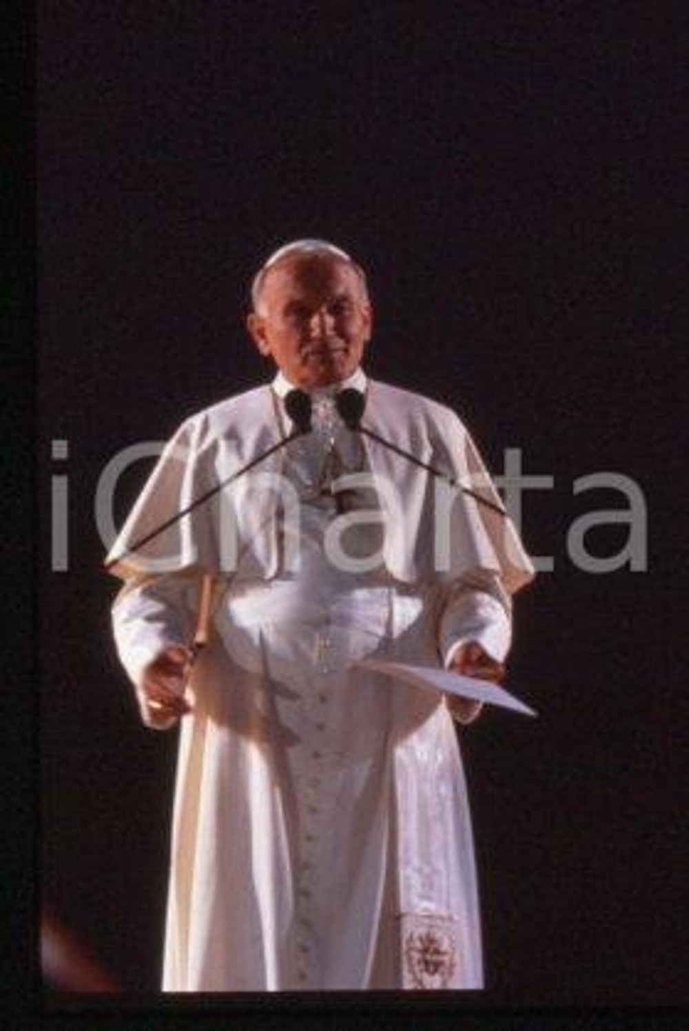 35mm vintage slide *1986 LYON (F) Giovanni Paolo II (15)  Diapositiva d'epoca, in formato 35 mm.CONDIZIONI: GOODE' severamente vietata la riproduzione. Tutti i diritti sono riservati.Nella diapositiva ICharta mette in vendita, sul negozio eBay e in esclusiva sul sito "icharta" il proprio archivio composto da numerose diapositive e negativi fotografici d'epoca, tutti originali e autentici, che attraversano la storia del costume italiano tra gli la fine degli anni Sessanta e Novanta.Si tratta di uno sguardo inedito sull'attualit&agrave;, la politica, la vita quotidiana, il gossip e la cultura, che fotografa il cambiamento della nazione in quest'ultimo scorcio del XX secolo. Un'occasione unica per il mercato del collezionismo, che vede finalmente disponibile un archivio eccezionale per vastit&agrave;, tematiche e condizioni, in un settore (il negativo fotografico e la diapositiva) di assoluta novit&agrave; e dalle interessanti prospettive di investimento.  FAIR/discreto   originale e autentica 1