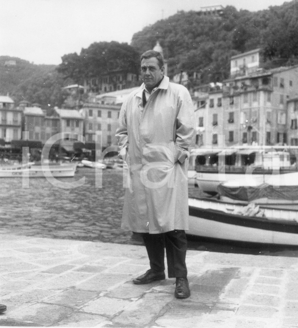 1962 PORTOFINO Attore Raymond BURR al porticciolo - Foto vintage 18x24 cm 1962Fotografia vintage rara d'epoca.Timbro archivio Publifoto Genova al verso.FORMATO: 18x19 cm CONDIZIONI: FAIR (difetti di stampa)ICHARTA mette in vendita le stampe vintage della collezione Publifoto Genova, per la maggior parte inedita o in tiratura di pochi esemplari. Si tratta di un'ottima opportunit&agrave; di investimento per i collezionisti di fotografie d'epoca.    originale e autentica 1