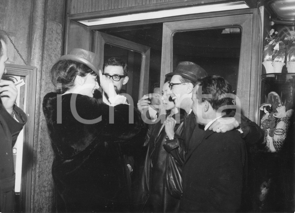 1962 GENOVA Teatro Margherita - Mina e Febo CONTI a una serata (2) Foto vintage 1962Fotografia vintage rara d'epoca.Timbro archivio Publifoto Genova al verso.FORMATO: 24x18 cm ICHARTA mette in vendita le stampe vintage della collezione Publifoto Genova, per la maggior parte inedita o in tiratura di pochi esemplari. Si tratta di un'ottima opportunità di investimento per i collezionisti di fotografie d'epoca. GOOD/buono   originale e autentica 1