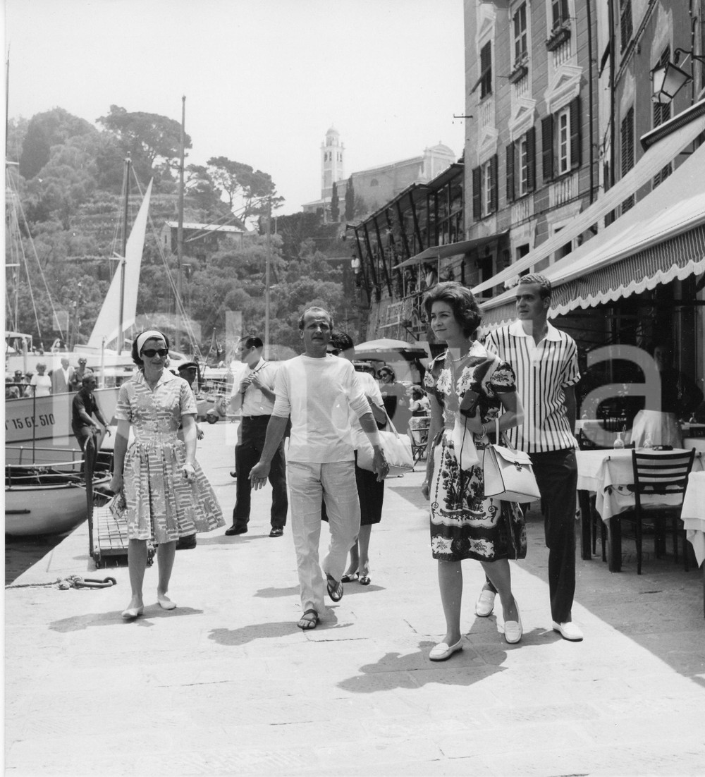 1962 PORTOFINO Juan Carlos di Borbone a passeggio con Sofia di Grecia *Foto (6) 1962Fotografia vintage rara d'epoca.Timbro archivio Publifoto Genova al verso.FORMATO: 18x19 cm CONDIZIONI: G (piccoli difetti di stampa)ICHARTA mette in vendita le stampe vintage della collezione Publifoto Genova, per la maggior parte inedita o in tiratura di pochi esemplari. Si tratta di un'ottima opportunit&agrave; di investimento per i collezionisti di fotografie d'epoca.    originale e autentica 1