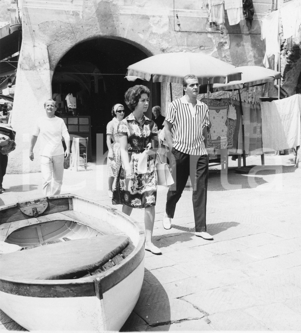 1962 PORTOFINO Juan Carlos di Borbone a passeggio con Sofia di Grecia (4) Foto 1962Fotografia vintage rara d'epoca.Timbro archivio Publifoto Genova al verso.FORMATO: 18x19 cm CONDIZIONI: G (lievi difetti di stampa)ICHARTA mette in vendita le stampe vintage della collezione Publifoto Genova, per la maggior parte inedita o in tiratura di pochi esemplari. Si tratta di un'ottima opportunit&agrave; di investimento per i collezionisti di fotografie d'epoca.    originale e autentica 1