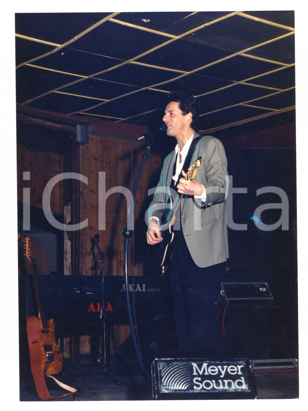 Fotografia d epoca originale 1985 ca LA BUSSOLA DI FOCETTE Claudio BAGLIONI in concerto  Foto 12x17 cm 2 1