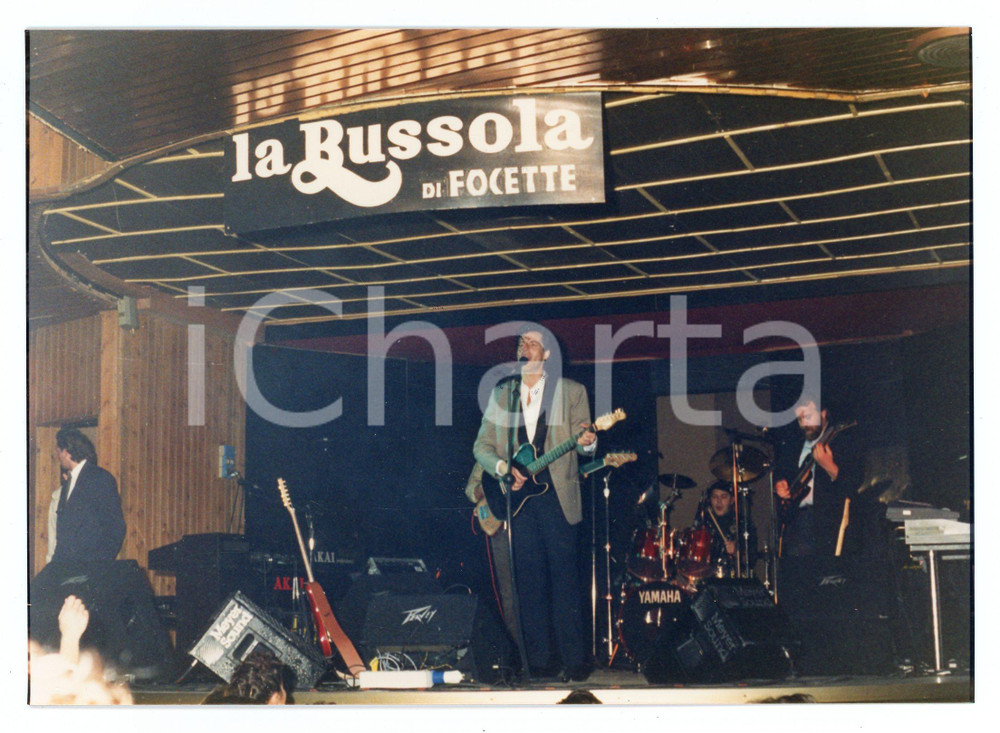 Fotografia d epoca originale 1985 ca LA BUSSOLA DI FOCETTE Claudio BAGLIONI in concerto  Foto 17x12 cm 9 1