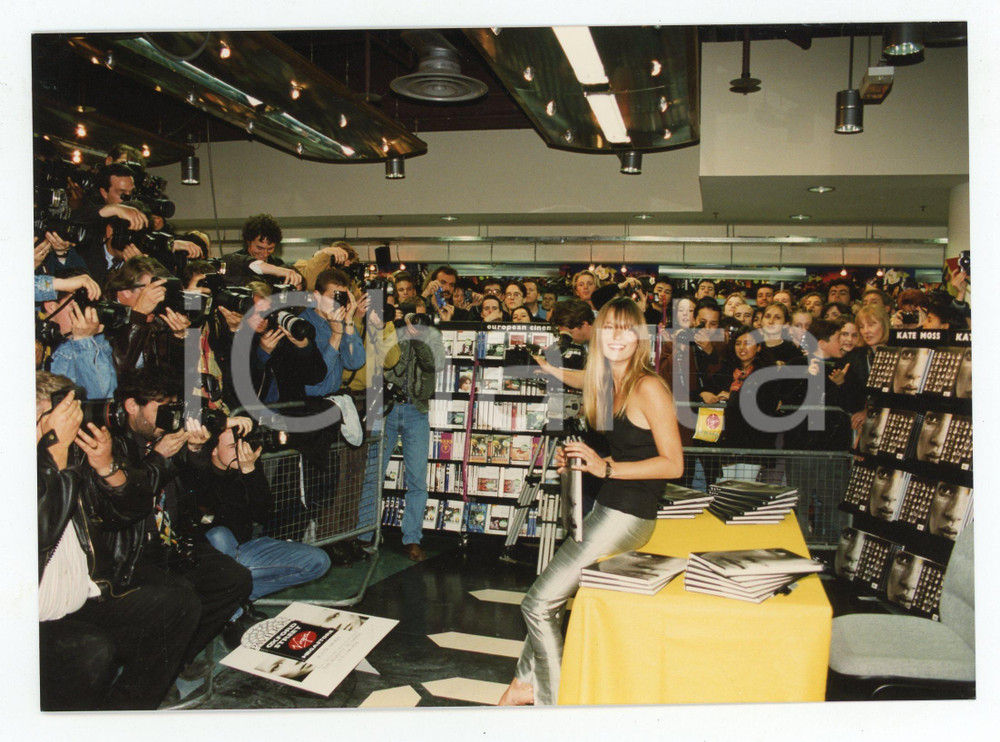 Fotografia d epoca originale 1995 LONDON Kate MOSS presenta l autobiografia KATE  Foto 17x12 cm 1