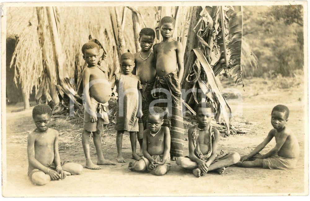 1930 ca CONGO BELGE - KATANGA - Enfants dans un village *Photo L. GABRIEL n°311 Fotografia originale d'epoca, con timbro del fotografo al verso.FOTOGRAFO: L&eacute;opold Gabriel - Panda - Katanga  GOOD/buono  Formato: 14x9 cm originale e autentica 1