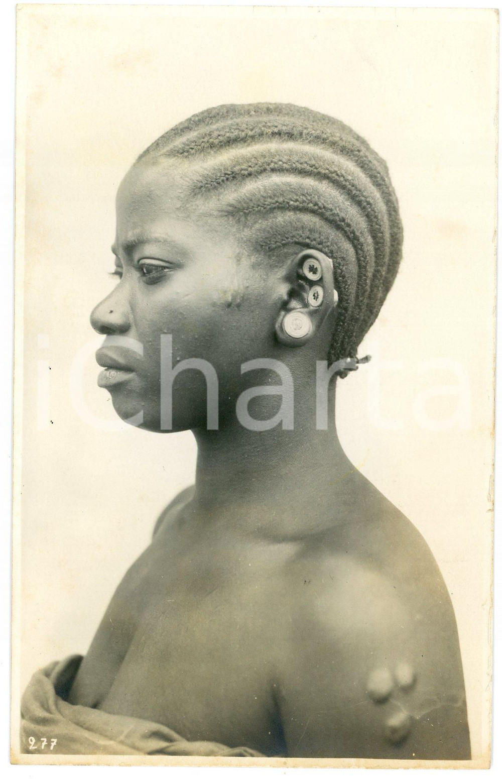 1930 ca CONGO BELGE - Coiffure de femme - Lobes élargis - Photo L. GABRIEL 277 Fotografia originale d'epoca, in formato cartolina postale.FOTOGRAFO: L&eacute;opold Gabriel - Panda - Katanga  FAIR/discreto residui cartacei al verso Formato: 9x14 cm originale e autentica 1
