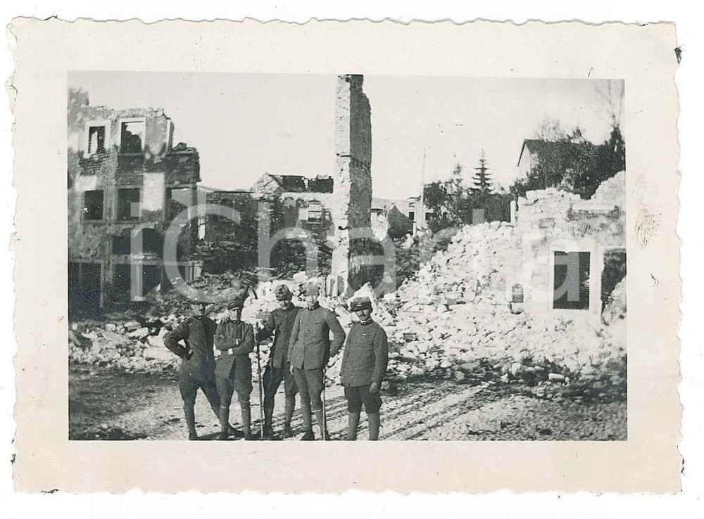 Fotografia d epoca originale 1918 ? WW1 ZONA DI GUERRA Ufficiali in un paese distrutto  Foto 9x7 cm 1 1