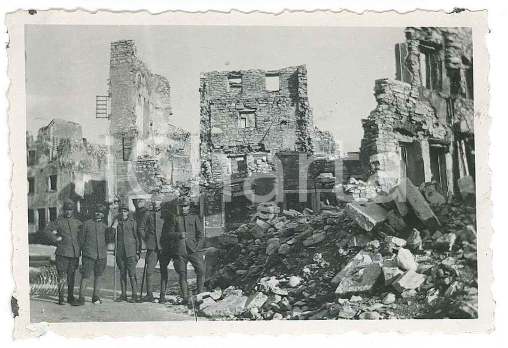 Fotografia d epoca originale 1918 ? WW1 ZONA DI GUERRA Ufficiali in un paese distrutto  Foto 9x7 cm 2 1