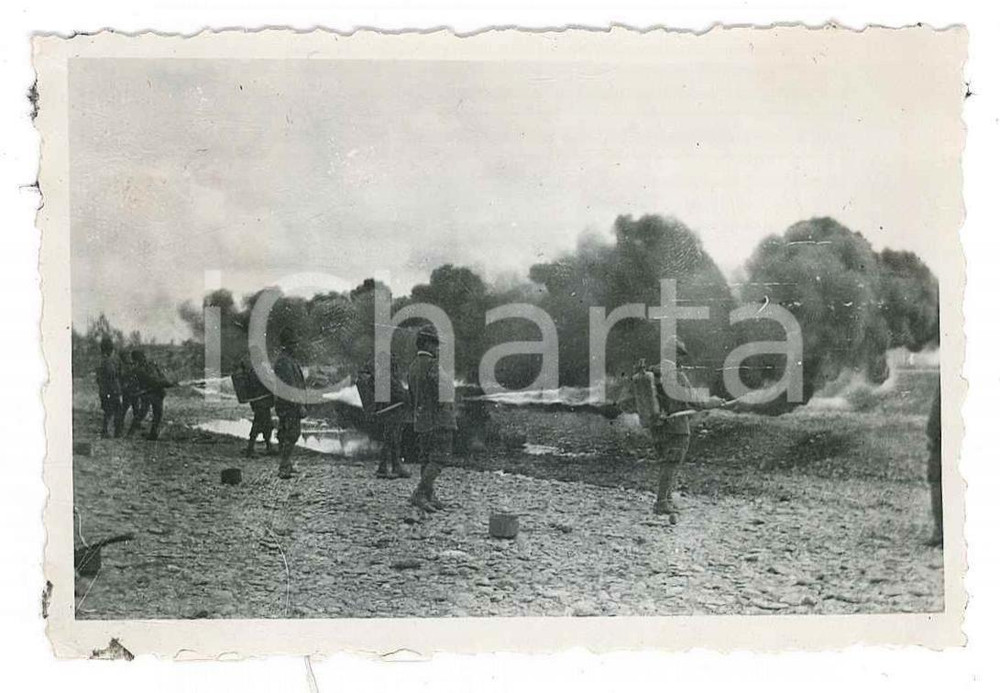 Fotografia d epoca originale 1918 ? WW1 ZONA DI GUERRA Truppe italiane  Azione con lanciafiamme 4 Foto 9x7 1
