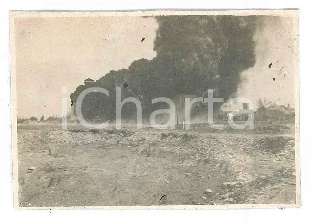 Fotografia d epoca originale 1918 ? WW1 ZONA DI GUERRA Azione italiana con lanciafiamme  Foto 8x6 cm 2 1