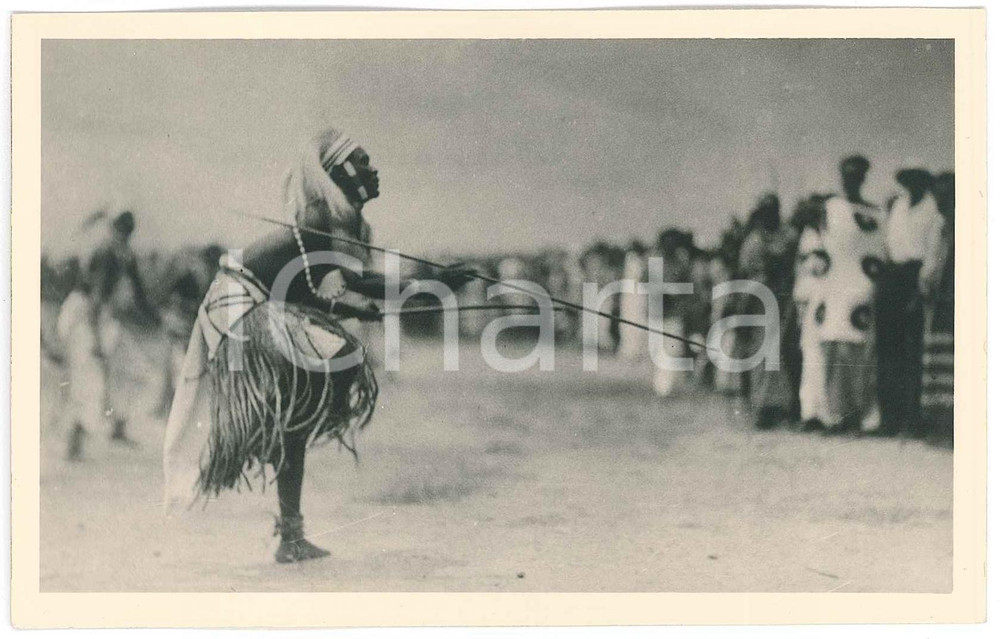 1930 ca C. ZAGOURSKI «L'Afrique qui disparaît» RUANDA Danses *Postcard 115  Fotocartolina postale d'epoca, appartenente alla 2^ serie &laquo;L'Afrique qui dispara&icirc;t&raquo; del fotografo Casimir Zagourski (L&eacute;opoldville).N&deg; 115, non viaggiata.Al verso timbro: "Henri Nicaise Photographe - Namur"CONDIZIONI: GFORMATO: 14x9 cm     originale e autentica 1