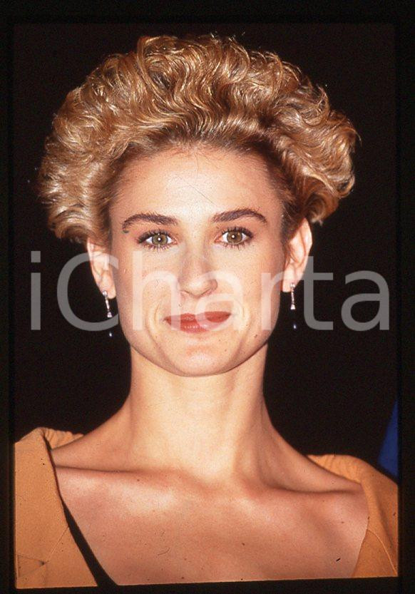 Demi MOORE Actress portrait CINEMA 1990 ca - 35mm vintage slide (1) Diapositiva originale, in formato 35 mm.Per i diritti rivolgersi a ICharta.E' severamente vietata la riproduzione. Tutti i diritti sono riservati.ICharta mette in vendita, sul negozio eBay e in esclusiva sul sito "icharta" il proprio archivio composto da numerose diapositive e negativi fotografici d'epoca, tutti originali e autentici, che attraversano la storia del costume tra la fine degli anni Sessanta e Novanta.Si tratta di uno sguardo inedito sull'attualità, la politica, la vita quotidiana, il gossip e la cultura, che fotografa il cambiamento della nazione in quest'ultimo scorcio del XX secolo. Un'occasione unica per il mercato del collezionismo, che vede finalmente disponibile un archivio eccezionale per vastità, tematiche e condizioni, in un settore (il negativo fotografico e la diapositiva) di assoluta novità e dalle interessanti prospettive di investimento.  GOOD/buono   originale e autentica 1