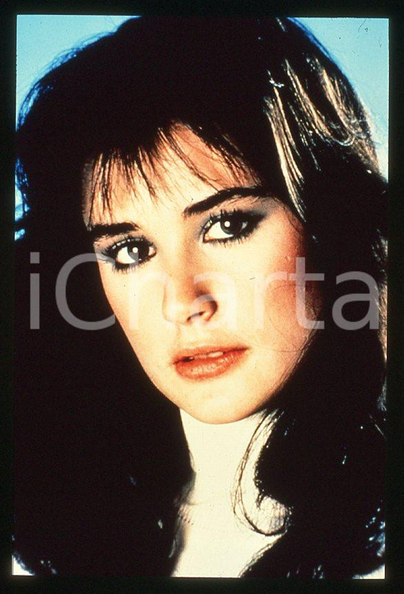 Demi MOORE Actress portrait CINEMA 1980 ca - 35mm vintage slide (1) Diapositiva originale, in formato 35 mm.Per i diritti rivolgersi a ICharta.E' severamente vietata la riproduzione. Tutti i diritti sono riservati.ICharta mette in vendita, sul negozio eBay e in esclusiva sul sito "icharta" il proprio archivio composto da numerose diapositive e negativi fotografici d'epoca, tutti originali e autentici, che attraversano la storia del costume tra la fine degli anni Sessanta e Novanta.Si tratta di uno sguardo inedito sull'attualità, la politica, la vita quotidiana, il gossip e la cultura, che fotografa il cambiamento della nazione in quest'ultimo scorcio del XX secolo. Un'occasione unica per il mercato del collezionismo, che vede finalmente disponibile un archivio eccezionale per vastità, tematiche e condizioni, in un settore (il negativo fotografico e la diapositiva) di assoluta novità e dalle interessanti prospettive di investimento.  GOOD/buono   originale e autentica 1