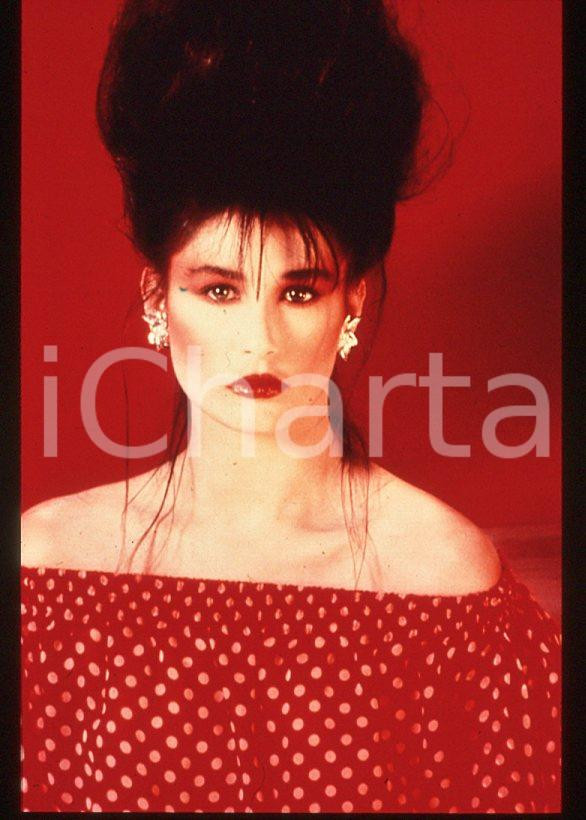Demi MOORE Actress portrait CINEMA 1980 ca - 35mm vintage slide (4) Diapositiva originale, in formato 35 mm.Per i diritti rivolgersi a ICharta.E' severamente vietata la riproduzione. Tutti i diritti sono riservati.ICharta mette in vendita, sul negozio eBay e in esclusiva sul sito "icharta"Â il proprio archivio composto da numerose diapositive e negativi fotografici d'epoca, tutti originali e autentici, che attraversano la storia del costume tra la fine degli anni Sessanta e Novanta.Si tratta di uno sguardo inedito sull'attualitÃ , la politica, la vita quotidiana, il gossip e la cultura, che fotografa il cambiamento della nazione in quest'ultimo scorcio del XX secolo.Â Un'occasione unica per il mercato del collezionismo, che vede finalmente disponibile un archivio eccezionale per vastitÃ , tematiche e condizioni, in un settore (il negativo fotografico e la diapositiva) di assoluta novitÃ  e dalle interessanti prospettive di investimento.Â  GOOD/buono   originale e autentica 1