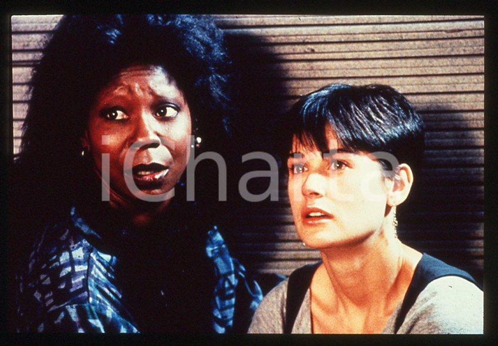 Demi MOORE Whoopi GOLDBERG "Ghost" 1990 - 35mm vintage slide (9) Diapositiva originale, in formato 35 mm.Per i diritti rivolgersi a ICharta.E' severamente vietata la riproduzione. Tutti i diritti sono riservati.ICharta mette in vendita, sul negozio eBay e in esclusiva sul sito "icharta" il proprio archivio composto da numerose diapositive e negativi fotografici d'epoca, tutti originali e autentici, che attraversano la storia del costume tra la fine degli anni Sessanta e Novanta.Si tratta di uno sguardo inedito sull'attualità, la politica, la vita quotidiana, il gossip e la cultura, che fotografa il cambiamento della nazione in quest'ultimo scorcio del XX secolo. Un'occasione unica per il mercato del collezionismo, che vede finalmente disponibile un archivio eccezionale per vastità, tematiche e condizioni, in un settore (il negativo fotografico e la diapositiva) di assoluta novità e dalle interessanti prospettive di investimento.  GOOD/buono   originale e autentica 1