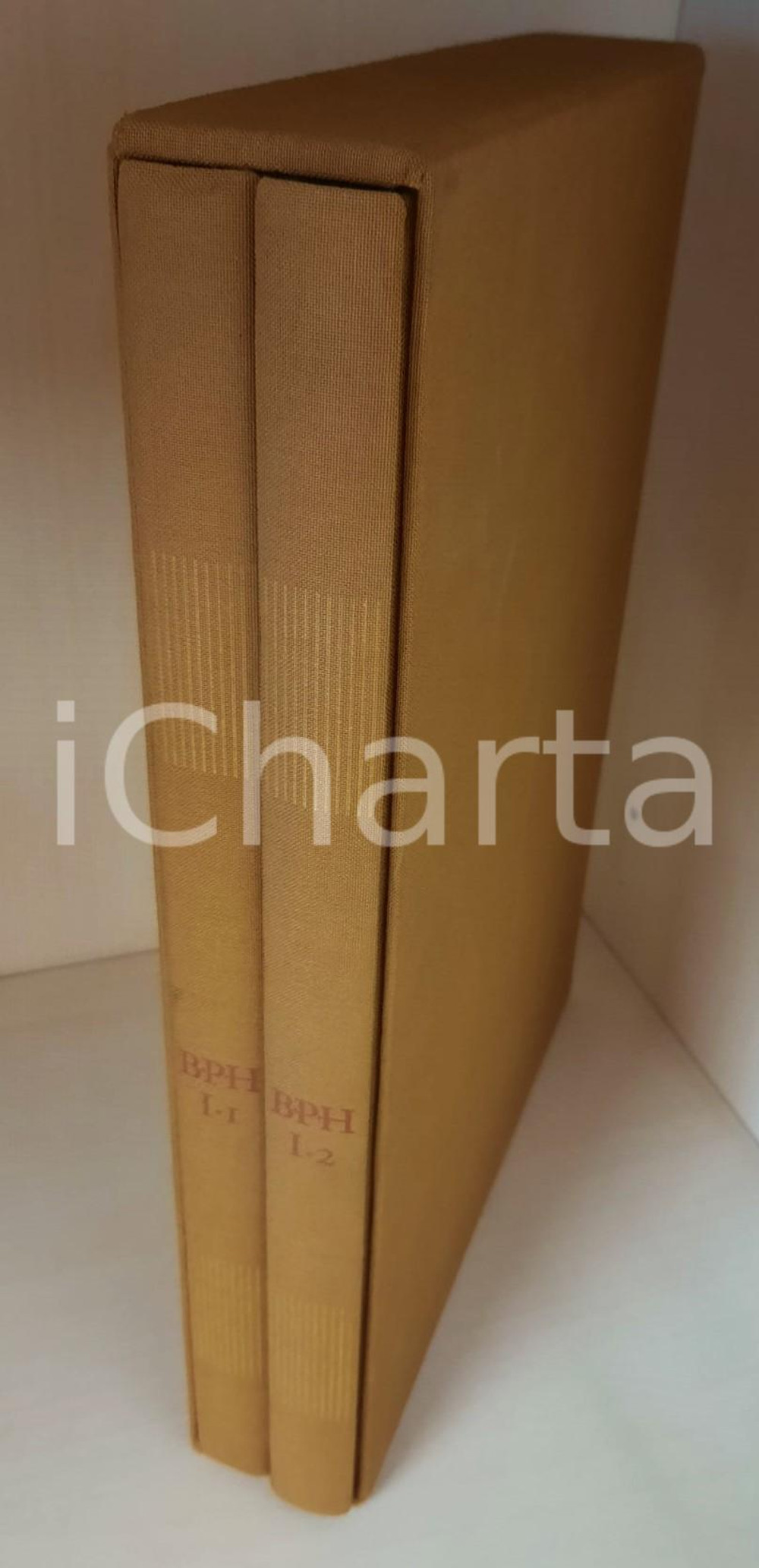 1990 Christ, Plato, Hermes Trismegistus - The dawn of printing *2 voll. Brossura editoriale con copertina telata rigida e cofanetto.Si tratta del catalogo degli incunaboli della Bibliotheca Philosophica Hermetica, biblioteca privata fondata da Joost Ritman.A cura di Margaret L. Ford. Numerose illustrazioni.PAGINE: 207+410 GOOD/buono ma tracce d'uso e lievi sbrecciature al cofanetto Formato: 23x31 cm originale e autentica 1