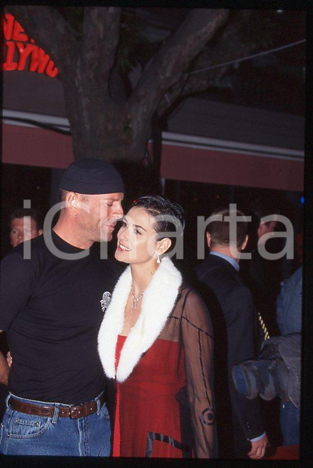 Demi MOORE Bruce WILLIS - PLANET HOLLYWOOD 1995 ca - 35mm vintage slide Diapositiva originale, in formato 35 mm.Per i diritti rivolgersi a ICharta.E' severamente vietata la riproduzione. Tutti i diritti sono riservati.ICharta mette in vendita, sul negozio eBay e in esclusiva sul sito "icharta" il proprio archivio composto da numerose diapositive e negativi fotografici d'epoca, tutti originali e autentici, che attraversano la storia del costume tra la fine degli anni Sessanta e Novanta.Si tratta di uno sguardo inedito sull'attualità, la politica, la vita quotidiana, il gossip e la cultura, che fotografa il cambiamento della nazione in quest'ultimo scorcio del XX secolo. Un'occasione unica per il mercato del collezionismo, che vede finalmente disponibile un archivio eccezionale per vastità, tematiche e condizioni, in un settore (il negativo fotografico e la diapositiva) di assoluta novità e dalle interessanti prospettive di investimento.  GOOD/buono   originale e autentica 1