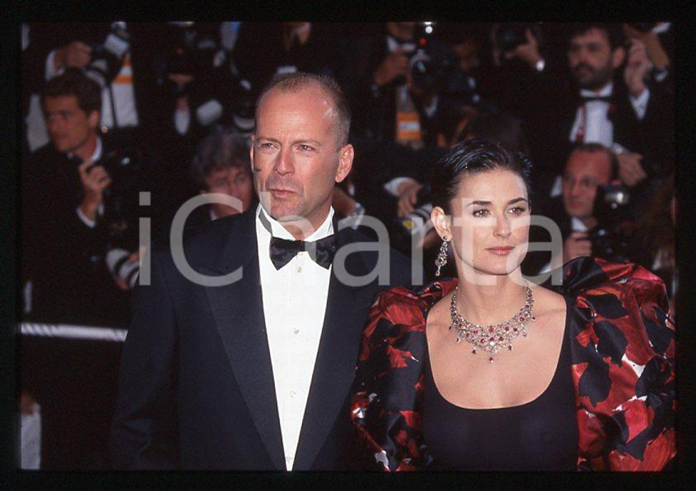 Demi MOORE Bruce WILLIS - CANNES 1997 - 35mm vintage slide Diapositiva originale, in formato 35 mm.Per i diritti rivolgersi a ICharta.E' severamente vietata la riproduzione. Tutti i diritti sono riservati.ICharta mette in vendita, sul negozio eBay e in esclusiva sul sito "icharta" il proprio archivio composto da numerose diapositive e negativi fotografici d'epoca, tutti originali e autentici, che attraversano la storia del costume tra la fine degli anni Sessanta e Novanta.Si tratta di uno sguardo inedito sull'attualità, la politica, la vita quotidiana, il gossip e la cultura, che fotografa il cambiamento della nazione in quest'ultimo scorcio del XX secolo. Un'occasione unica per il mercato del collezionismo, che vede finalmente disponibile un archivio eccezionale per vastità, tematiche e condizioni, in un settore (il negativo fotografico e la diapositiva) di assoluta novità e dalle interessanti prospettive di investimento.  GOOD/buono   originale e autentica 1