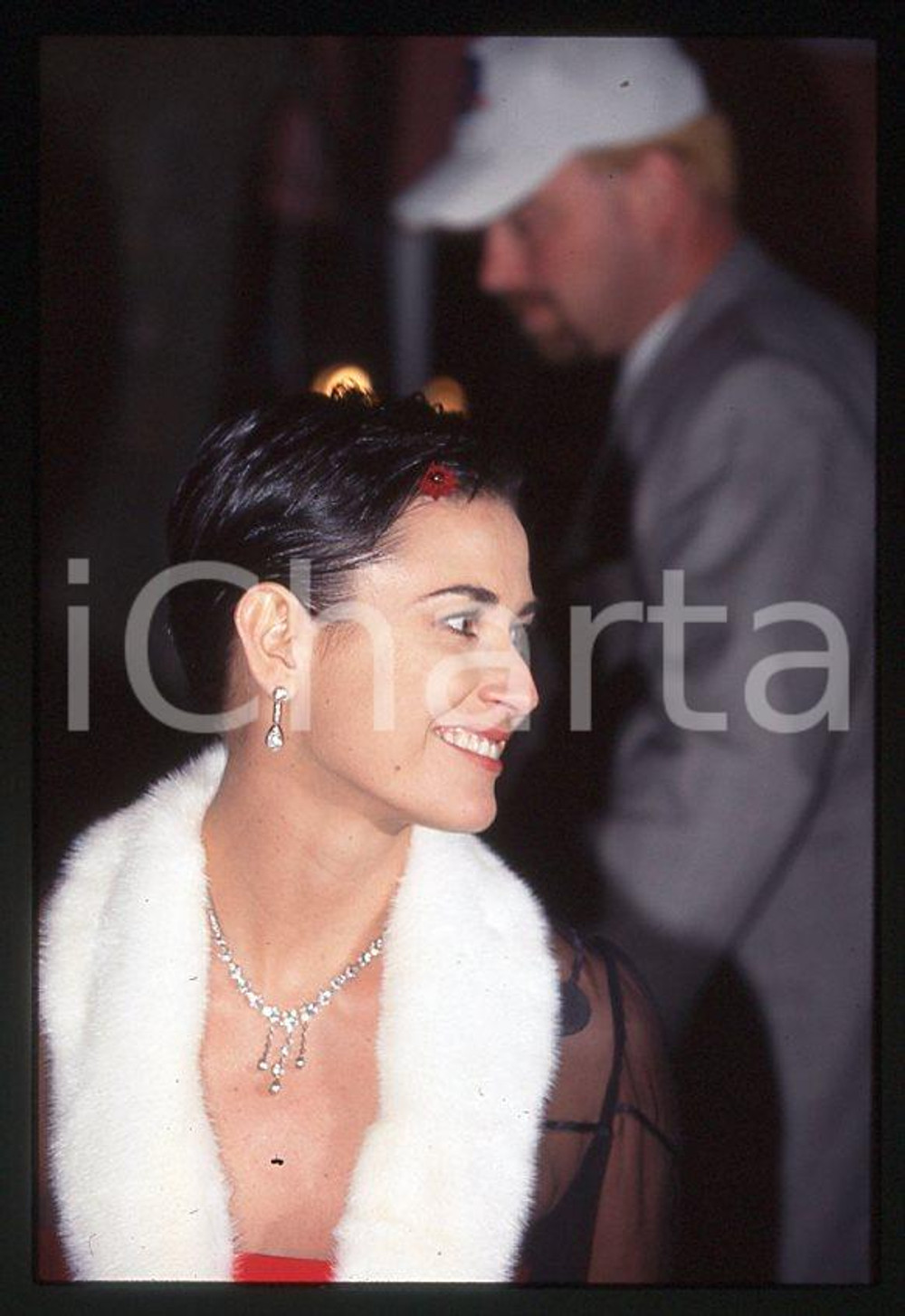 Demi MOORE - PLANET HOLLYWOOD 1995 ca - 35mm vintage slide Diapositiva originale, in formato 35 mm.Per i diritti rivolgersi a ICharta.E' severamente vietata la riproduzione. Tutti i diritti sono riservati.ICharta mette in vendita, sul negozio eBay e in esclusiva sul sito "icharta" il proprio archivio composto da numerose diapositive e negativi fotografici d'epoca, tutti originali e autentici, che attraversano la storia del costume tra la fine degli anni Sessanta e Novanta.Si tratta di uno sguardo inedito sull'attualità, la politica, la vita quotidiana, il gossip e la cultura, che fotografa il cambiamento della nazione in quest'ultimo scorcio del XX secolo. Un'occasione unica per il mercato del collezionismo, che vede finalmente disponibile un archivio eccezionale per vastità, tematiche e condizioni, in un settore (il negativo fotografico e la diapositiva) di assoluta novità e dalle interessanti prospettive di investimento.  GOOD/buono   originale e autentica 1