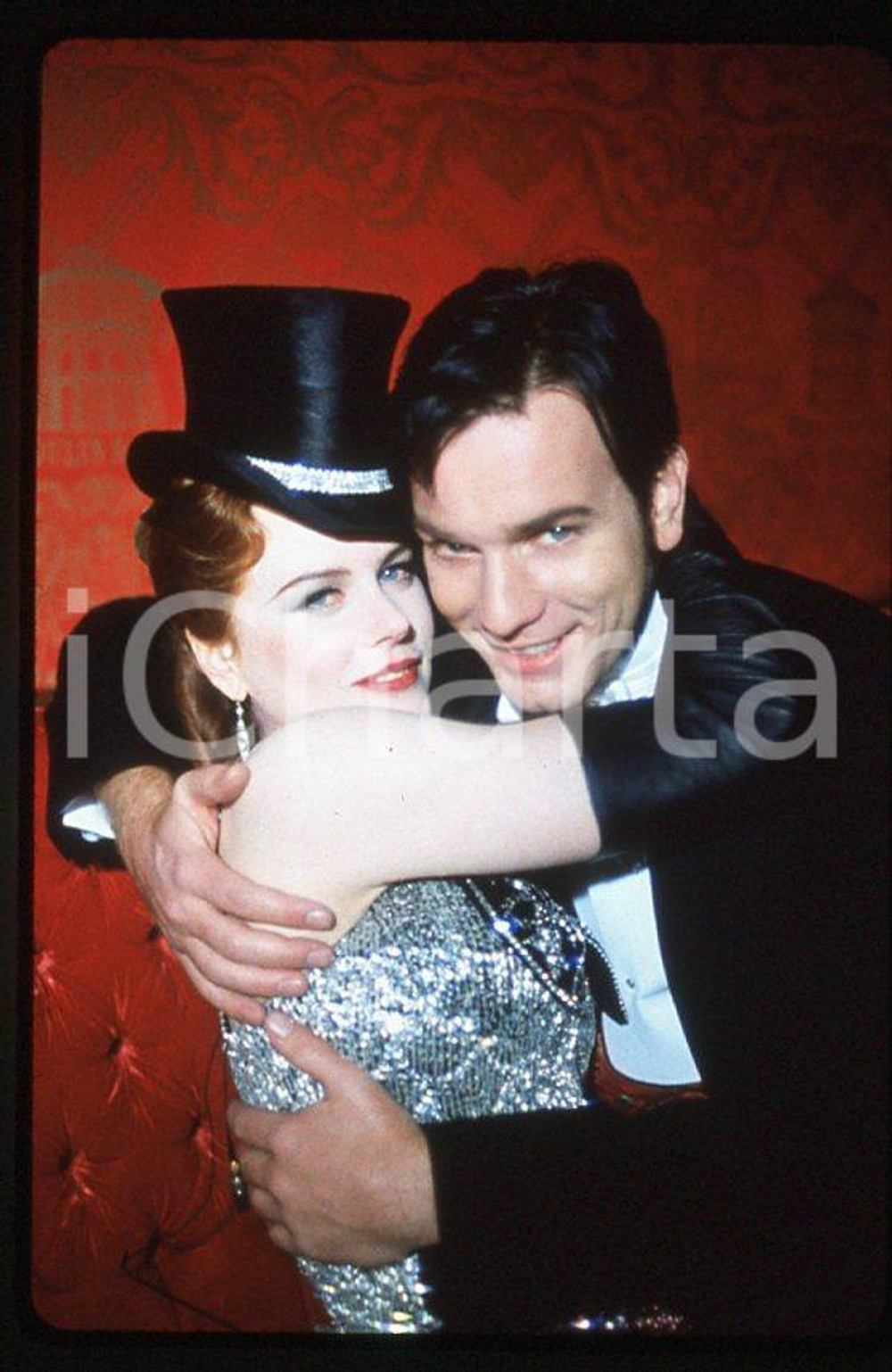 Nicole KIDMAN Ewan McGREGOR - MOULIN ROUGE 2001 - 35mm vintage slide Diapositiva originale, in formato 35 mm.Per i diritti rivolgersi a ICharta.E' severamente vietata la riproduzione. Tutti i diritti sono riservati.ICharta mette in vendita, sul negozio eBay e in esclusiva sul sito "icharta" il proprio archivio composto da numerose diapositive e negativi fotografici d'epoca, tutti originali e autentici, che attraversano la storia del costume tra la fine degli anni Sessanta e Novanta.Si tratta di uno sguardo inedito sull'attualità, la politica, la vita quotidiana, il gossip e la cultura, che fotografa il cambiamento della nazione in quest'ultimo scorcio del XX secolo. Un'occasione unica per il mercato del collezionismo, che vede finalmente disponibile un archivio eccezionale per vastità, tematiche e condizioni, in un settore (il negativo fotografico e la diapositiva) di assoluta novità e dalle interessanti prospettive di investimento.  GOOD/buono   originale e autentica 1