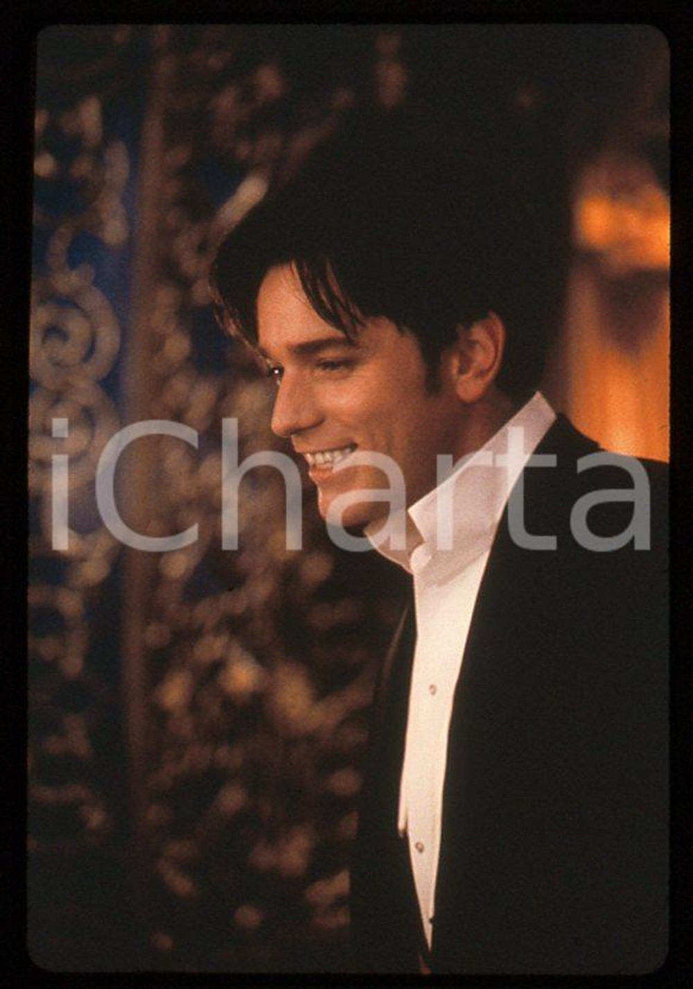 Ewan McGREGOR- MOULIN ROUGE 2001 - 35mm vintage slide Diapositiva originale, in formato 35 mm.Per i diritti rivolgersi a ICharta.E' severamente vietata la riproduzione. Tutti i diritti sono riservati.ICharta mette in vendita, sul negozio eBay e in esclusiva sul sito "icharta"Â il proprio archivio composto da numerose diapositive e negativi fotografici d'epoca, tutti originali e autentici, che attraversano la storia del costume tra la fine degli anni Sessanta e Novanta.Si tratta di uno sguardo inedito sull'attualitÃ , la politica, la vita quotidiana, il gossip e la cultura, che fotografa il cambiamento della nazione in quest'ultimo scorcio del XX secolo.Â Un'occasione unica per il mercato del collezionismo, che vede finalmente disponibile un archivio eccezionale per vastitÃ , tematiche e condizioni, in un settore (il negativo fotografico e la diapositiva) di assoluta novitÃ  e dalle interessanti prospettive di investimento.Â  GOOD/buono   originale e autentica 1