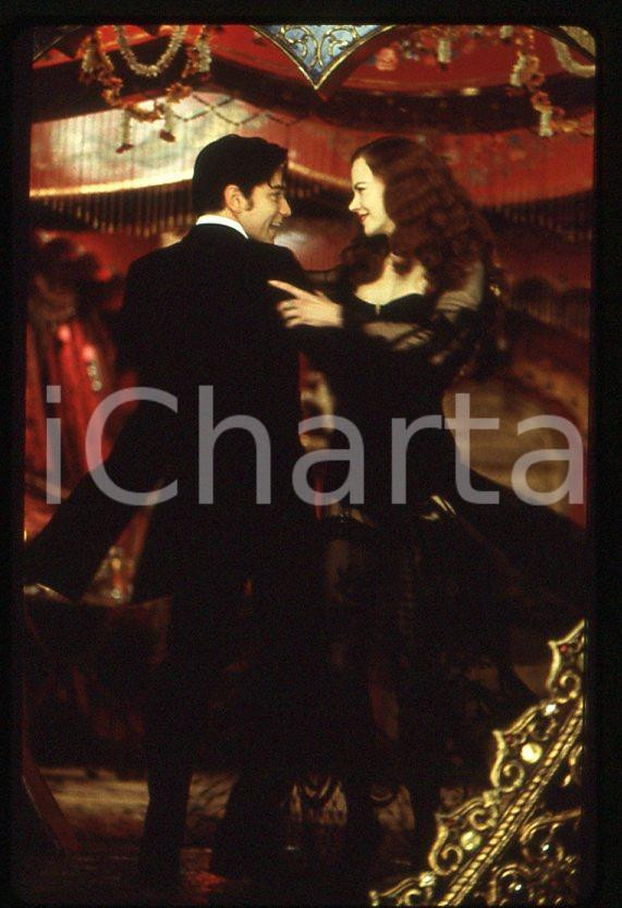 Nicola KIDMAN Ewan McGREGOR- MOULIN ROUGE 2001 - 35mm vintage slide (1) Diapositiva originale, in formato 35 mm.Per i diritti rivolgersi a ICharta.E' severamente vietata la riproduzione. Tutti i diritti sono riservati.ICharta mette in vendita, sul negozio eBay e in esclusiva sul sito "icharta" il proprio archivio composto da numerose diapositive e negativi fotografici d'epoca, tutti originali e autentici, che attraversano la storia del costume tra la fine degli anni Sessanta e Novanta.Si tratta di uno sguardo inedito sull'attualità, la politica, la vita quotidiana, il gossip e la cultura, che fotografa il cambiamento della nazione in quest'ultimo scorcio del XX secolo. Un'occasione unica per il mercato del collezionismo, che vede finalmente disponibile un archivio eccezionale per vastità, tematiche e condizioni, in un settore (il negativo fotografico e la diapositiva) di assoluta novità e dalle interessanti prospettive di investimento.  GOOD/buono   originale e autentica 1