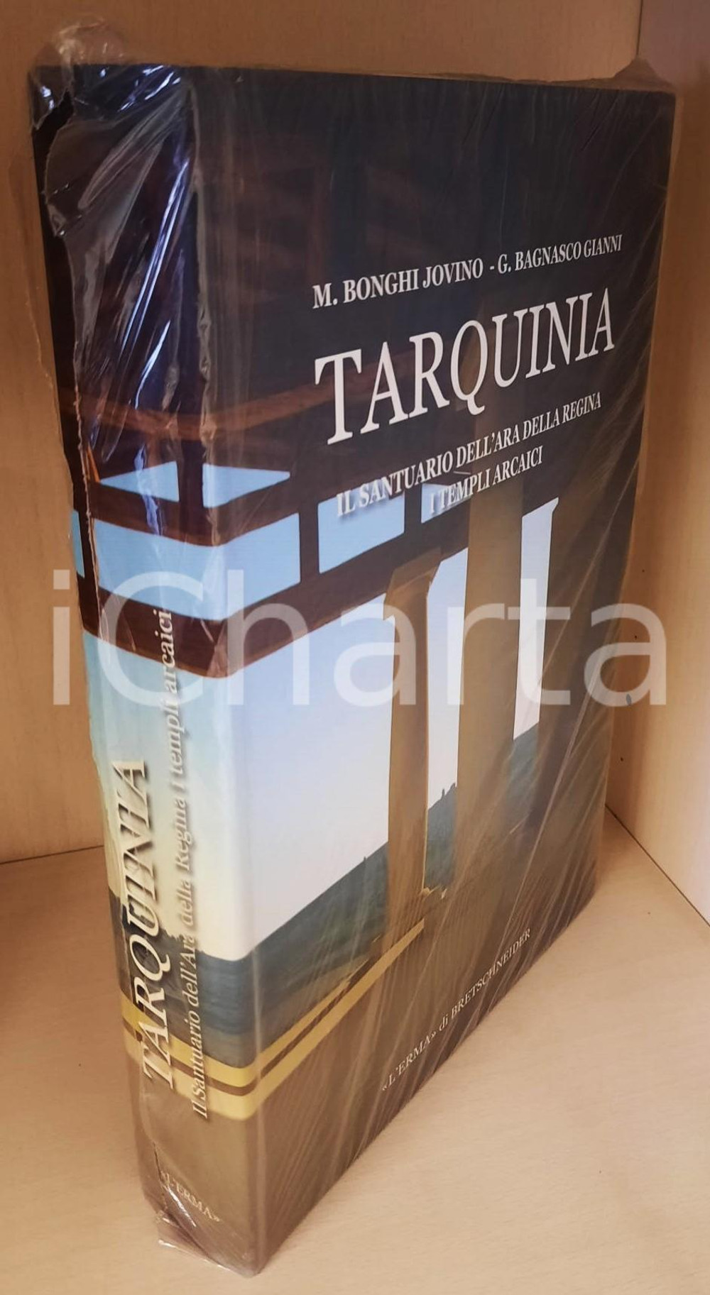 2012 TARQUINIA Il santuario dell'Ara della Regina *L'Erma di Bretschneider (1) Copertina cartonata con sovraccoperta. A cura di Giovanna Bagnasco Gianni, Maria Bonghi Jovino.COLLANA: Tarchna, 4.Volume nel cellophane originale.PAGINE: 488 - 14 pieghevoli in tasca + CD RomEDITORE: L'Erma di Bretschneider GOOD/buono  Formato: 22x28 cm originale e autentica 1