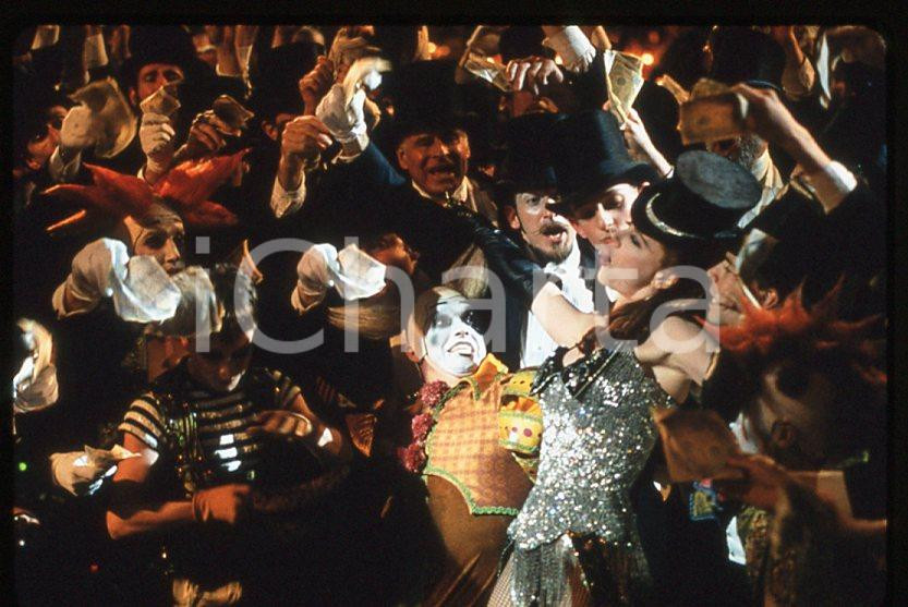 Nicola KIDMAN - MOULIN ROUGE 2001 - 35mm vintage slide (1) Diapositiva originale, in formato 35 mm.Per i diritti rivolgersi a ICharta.E' severamente vietata la riproduzione. Tutti i diritti sono riservati.ICharta mette in vendita, sul negozio eBay e in esclusiva sul sito "icharta" il proprio archivio composto da numerose diapositive e negativi fotografici d'epoca, tutti originali e autentici, che attraversano la storia del costume tra la fine degli anni Sessanta e Novanta.Si tratta di uno sguardo inedito sull'attualità, la politica, la vita quotidiana, il gossip e la cultura, che fotografa il cambiamento della nazione in quest'ultimo scorcio del XX secolo. Un'occasione unica per il mercato del collezionismo, che vede finalmente disponibile un archivio eccezionale per vastità, tematiche e condizioni, in un settore (il negativo fotografico e la diapositiva) di assoluta novità e dalle interessanti prospettive di investimento.  GOOD/buono   originale e autentica 1