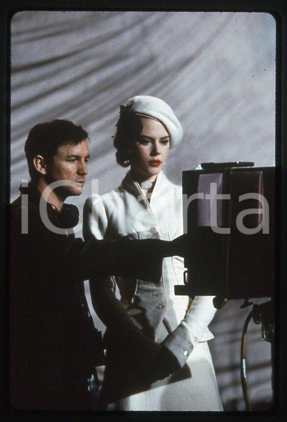 Baz LUHRMANN Nicole KIDMAN sul set di MOULIN ROUGE 2001 - 35mm vintage slide Diapositiva originale, in formato 35 mm.Per i diritti rivolgersi a ICharta.E' severamente vietata la riproduzione. Tutti i diritti sono riservati.ICharta mette in vendita, sul negozio eBay e in esclusiva sul sito "icharta" il proprio archivio composto da numerose diapositive e negativi fotografici d'epoca, tutti originali e autentici, che attraversano la storia del costume tra la fine degli anni Sessanta e Novanta.Si tratta di uno sguardo inedito sull'attualità, la politica, la vita quotidiana, il gossip e la cultura, che fotografa il cambiamento della nazione in quest'ultimo scorcio del XX secolo. Un'occasione unica per il mercato del collezionismo, che vede finalmente disponibile un archivio eccezionale per vastità, tematiche e condizioni, in un settore (il negativo fotografico e la diapositiva) di assoluta novità e dalle interessanti prospettive di investimento.  GOOD/buono   originale e autentica 1