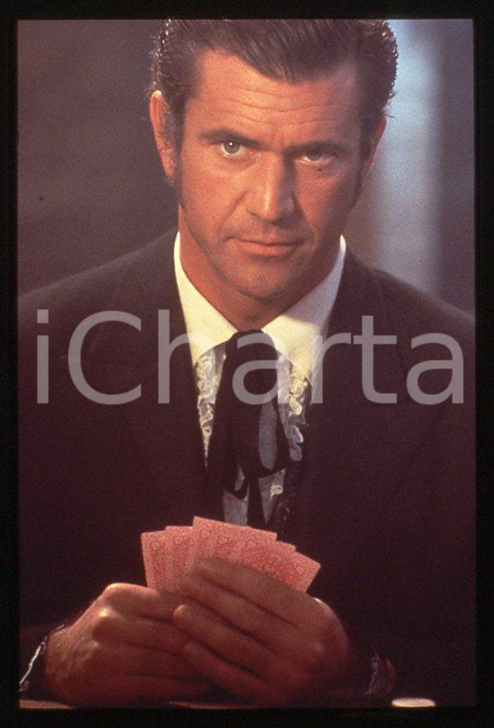 MAVERICK Mel GIBSON 1994 - 35mm vintage slide Diapositiva originale, in formato 35 mm.Per i diritti rivolgersi a ICharta.E' severamente vietata la riproduzione. Tutti i diritti sono riservati.ICharta mette in vendita, sul negozio eBay e in esclusiva sul sito "icharta" il proprio archivio composto da numerose diapositive e negativi fotografici d'epoca, tutti originali e autentici, che attraversano la storia del costume tra la fine degli anni Sessanta e Novanta.Si tratta di uno sguardo inedito sull'attualità, la politica, la vita quotidiana, il gossip e la cultura, che fotografa il cambiamento della nazione in quest'ultimo scorcio del XX secolo. Un'occasione unica per il mercato del collezionismo, che vede finalmente disponibile un archivio eccezionale per vastità, tematiche e condizioni, in un settore (il negativo fotografico e la diapositiva) di assoluta novità e dalle interessanti prospettive di investimento.  GOOD/buono   originale e autentica 1