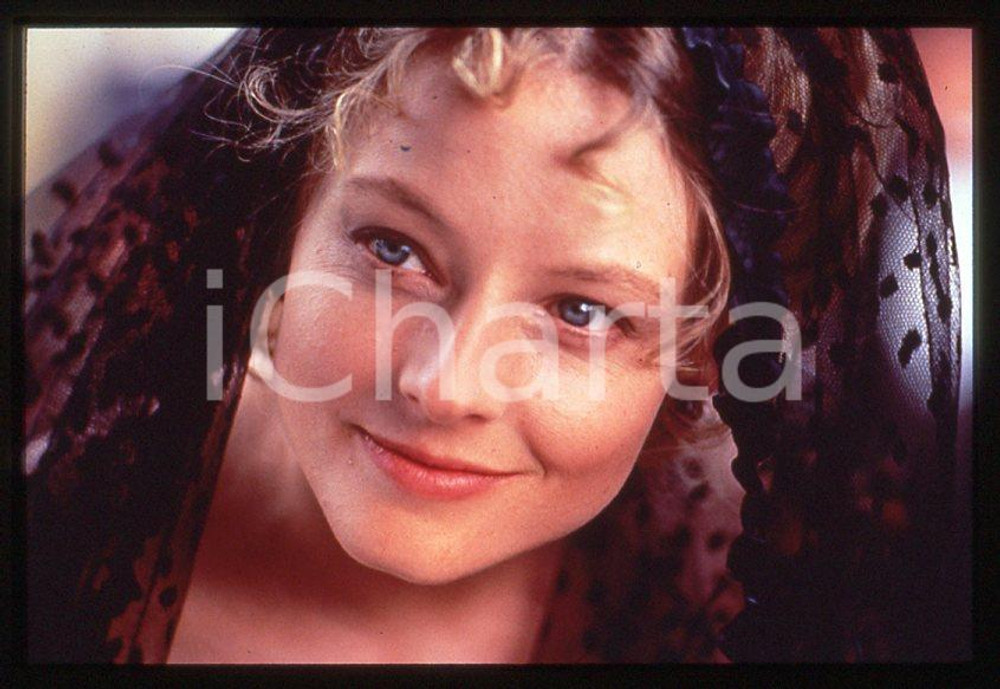MAVERICK Jodie FOSTER 1994 - 35mm vintage slide Diapositiva originale, in formato 35 mm.Per i diritti rivolgersi a ICharta.E' severamente vietata la riproduzione. Tutti i diritti sono riservati.ICharta mette in vendita, sul negozio eBay e in esclusiva sul sito "icharta" il proprio archivio composto da numerose diapositive e negativi fotografici d'epoca, tutti originali e autentici, che attraversano la storia del costume tra la fine degli anni Sessanta e Novanta.Si tratta di uno sguardo inedito sull'attualità, la politica, la vita quotidiana, il gossip e la cultura, che fotografa il cambiamento della nazione in quest'ultimo scorcio del XX secolo. Un'occasione unica per il mercato del collezionismo, che vede finalmente disponibile un archivio eccezionale per vastità, tematiche e condizioni, in un settore (il negativo fotografico e la diapositiva) di assoluta novità e dalle interessanti prospettive di investimento.  GOOD/buono   originale e autentica 1