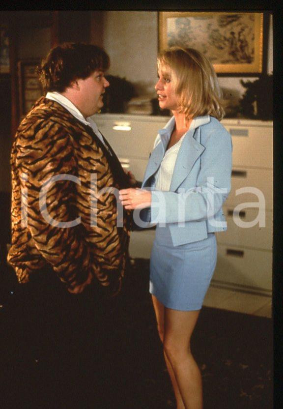 BEVERLY HILLS NINJA Chris FARLEY Nicollette SHERIDAN 1997 - 35mm vintage slide 1 Diapositiva originale, in formato 35 mm.Per i diritti rivolgersi a ICharta.E' severamente vietata la riproduzione. Tutti i diritti sono riservati.ICharta mette in vendita, sul negozio eBay e in esclusiva sul sito "icharta" il proprio archivio composto da numerose diapositive e negativi fotografici d'epoca, tutti originali e autentici, che attraversano la storia del costume tra la fine degli anni Sessanta e Novanta.Si tratta di uno sguardo inedito sull'attualità, la politica, la vita quotidiana, il gossip e la cultura, che fotografa il cambiamento della nazione in quest'ultimo scorcio del XX secolo. Un'occasione unica per il mercato del collezionismo, che vede finalmente disponibile un archivio eccezionale per vastità, tematiche e condizioni, in un settore (il negativo fotografico e la diapositiva) di assoluta novità e dalle interessanti prospettive di investimento.  GOOD/buono   originale e autentica 1