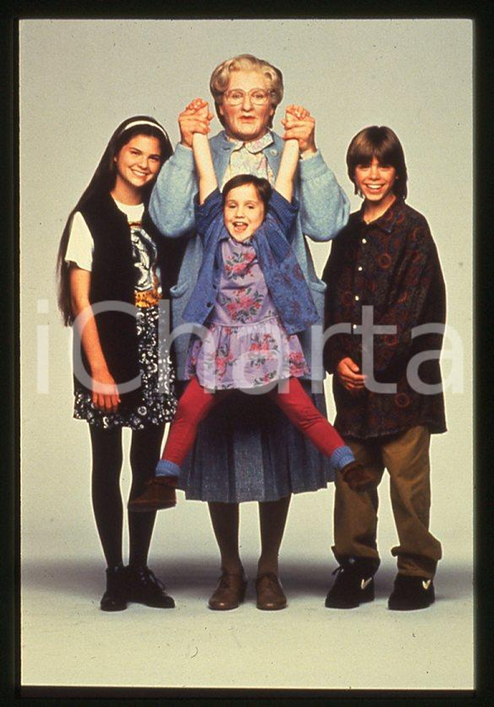 MRS. DOUBTFIRE Robin WILLIAMS Mara WILSON Lisa JAKUB 1993 - 35mm vintage slide Diapositiva originale, in formato 35 mm.Nella diapositiva compare inoltre Matthew Lawrence.Per i diritti rivolgersi a ICharta.E' severamente vietata la riproduzione. Tutti i diritti sono riservati.ICharta mette in vendita, sul negozio eBay e in esclusiva sul sito "icharta" il proprio archivio composto da numerose diapositive e negativi fotografici d'epoca, tutti originali e autentici, che attraversano la storia del costume tra la fine degli anni Sessanta e Novanta.Si tratta di uno sguardo inedito sull'attualità, la politica, la vita quotidiana, il gossip e la cultura, che fotografa il cambiamento della nazione in quest'ultimo scorcio del XX secolo. Un'occasione unica per il mercato del collezionismo, che vede finalmente disponibile un archivio eccezionale per vastità, tematiche e condizioni, in un settore (il negativo fotografico e la diapositiva) di assoluta novità e dalle interessanti prospettive di investimento.  GOOD/buono   originale e autentica 1