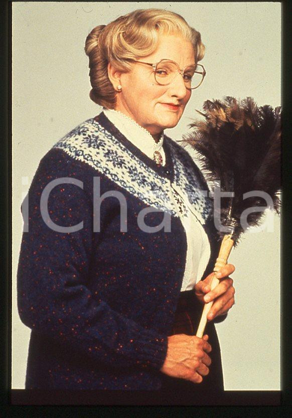 MRS. DOUBTFIRE Robin WILLIAMS 1993 - 35mm vintage slide Diapositiva originale, in formato 35 mm.Per i diritti rivolgersi a ICharta.E' severamente vietata la riproduzione. Tutti i diritti sono riservati.ICharta mette in vendita, sul negozio eBay e in esclusiva sul sito "icharta" il proprio archivio composto da numerose diapositive e negativi fotografici d'epoca, tutti originali e autentici, che attraversano la storia del costume tra la fine degli anni Sessanta e Novanta.Si tratta di uno sguardo inedito sull'attualità, la politica, la vita quotidiana, il gossip e la cultura, che fotografa il cambiamento della nazione in quest'ultimo scorcio del XX secolo. Un'occasione unica per il mercato del collezionismo, che vede finalmente disponibile un archivio eccezionale per vastità, tematiche e condizioni, in un settore (il negativo fotografico e la diapositiva) di assoluta novità e dalle interessanti prospettive di investimento.  GOOD/buono   originale e autentica 1
