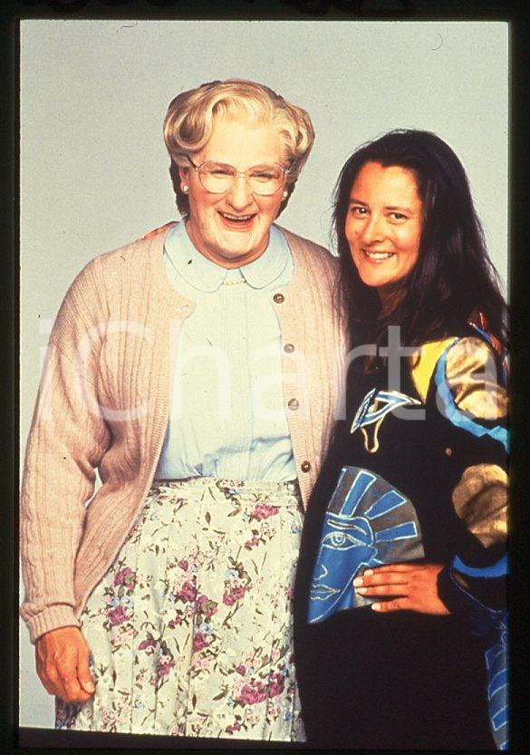 MRS. DOUBTFIRE Robin WILLIAMS  Marsha GARCES WILLIAMS 1993 - 35mm vintage slide Diapositiva originale, in formato 35 mm.Per i diritti rivolgersi a ICharta.E' severamente vietata la riproduzione. Tutti i diritti sono riservati.ICharta mette in vendita, sul negozio eBay e in esclusiva sul sito "icharta" il proprio archivio composto da numerose diapositive e negativi fotografici d'epoca, tutti originali e autentici, che attraversano la storia del costume tra la fine degli anni Sessanta e Novanta.Si tratta di uno sguardo inedito sull'attualità, la politica, la vita quotidiana, il gossip e la cultura, che fotografa il cambiamento della nazione in quest'ultimo scorcio del XX secolo. Un'occasione unica per il mercato del collezionismo, che vede finalmente disponibile un archivio eccezionale per vastità, tematiche e condizioni, in un settore (il negativo fotografico e la diapositiva) di assoluta novità e dalle interessanti prospettive di investimento.  GOOD/buono   originale e autentica 1