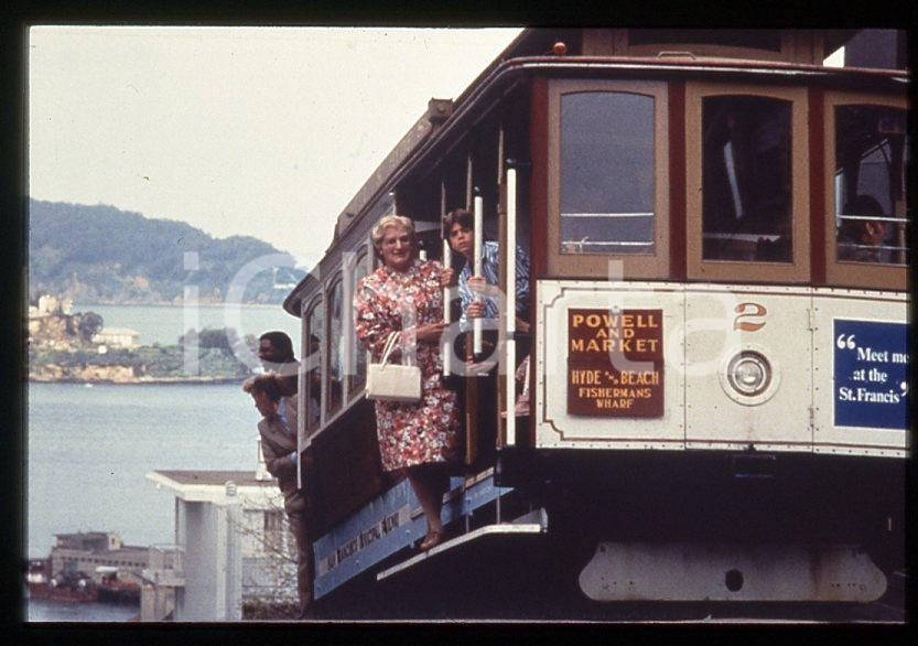 MRS. DOUBTFIRE Robin WILLIAMS  Matthew LAWRENCE 1993 - 35mm vintage slide (1) Diapositiva originale, in formato 35 mm.Per i diritti rivolgersi a ICharta.E' severamente vietata la riproduzione. Tutti i diritti sono riservati.ICharta mette in vendita, sul negozio eBay e in esclusiva sul sito "icharta" il proprio archivio composto da numerose diapositive e negativi fotografici d'epoca, tutti originali e autentici, che attraversano la storia del costume tra la fine degli anni Sessanta e Novanta.Si tratta di uno sguardo inedito sull'attualità, la politica, la vita quotidiana, il gossip e la cultura, che fotografa il cambiamento della nazione in quest'ultimo scorcio del XX secolo. Un'occasione unica per il mercato del collezionismo, che vede finalmente disponibile un archivio eccezionale per vastità, tematiche e condizioni, in un settore (il negativo fotografico e la diapositiva) di assoluta novità e dalle interessanti prospettive di investimento.  GOOD/buono   originale e autentica 1